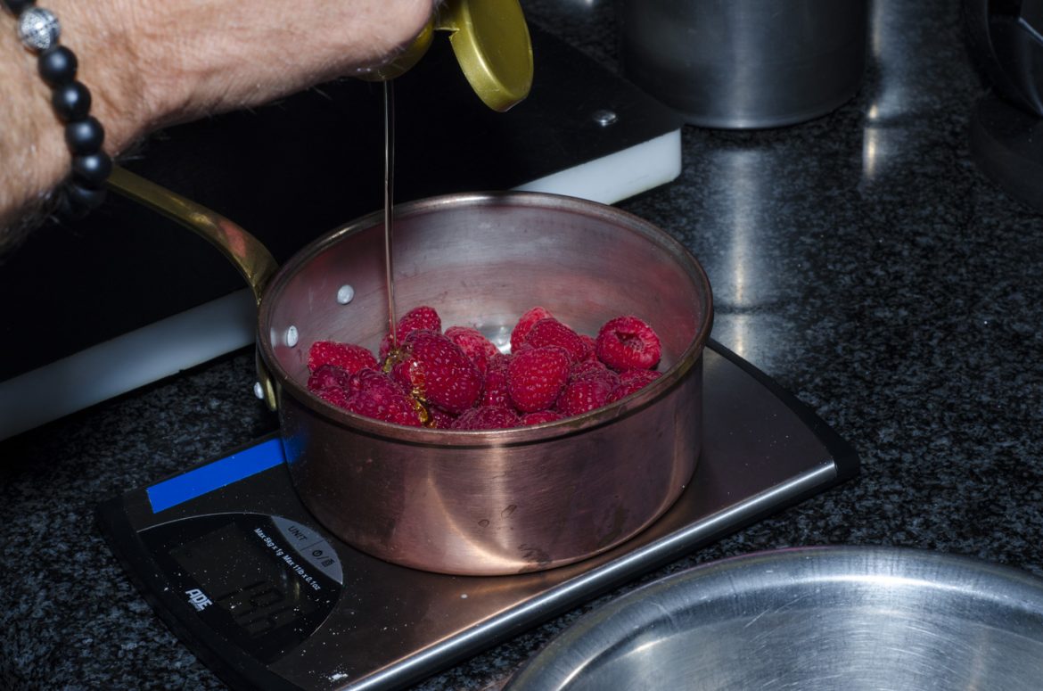 Kühle Dinkelpalatschinken mit Topfenfülle und Himbeeren - Essen Lieben