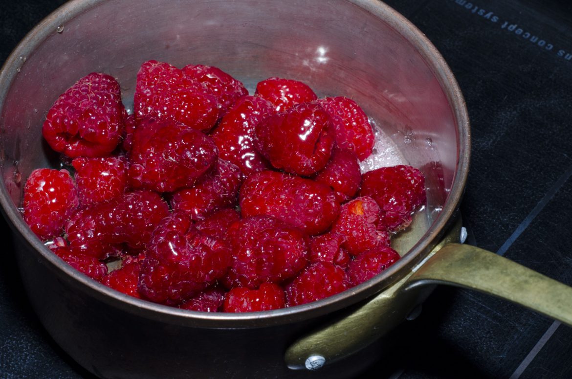 Kühle Dinkelpalatschinken mit Topfenfülle und Himbeeren - Essen Lieben