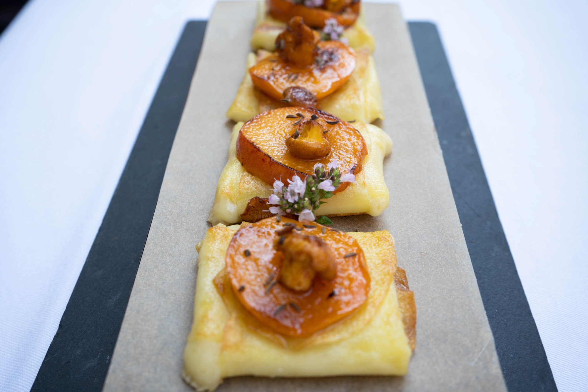 Knusprige Kartoffeltaschen mit Bergkäse, geschmorter Marille und ...